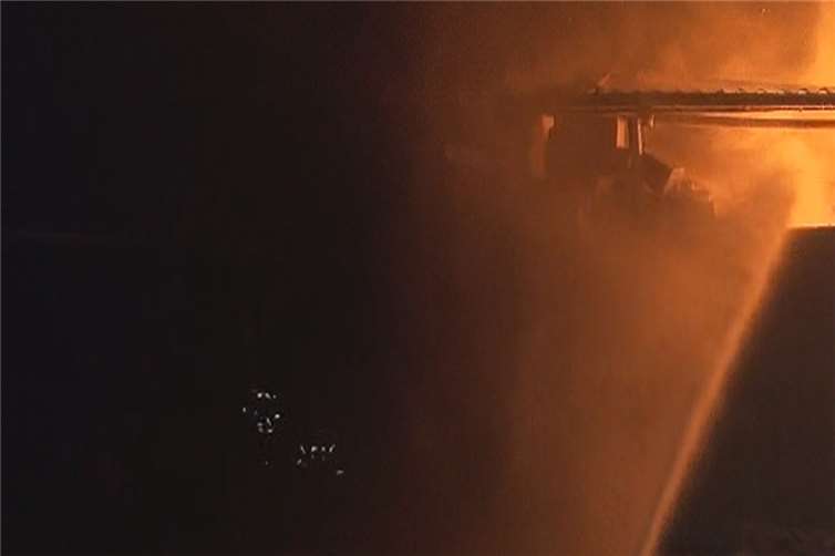 Die Feuerwehr ließ die zwei Gebäude kontrolliert abbrennen. Es entstand ein Sachschaden von geschätzt 400.000 Euro.