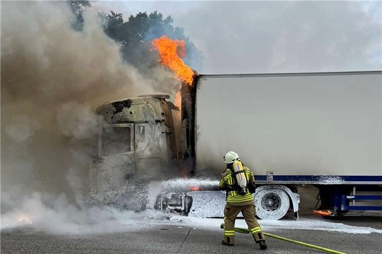 Die Feuerwehr musste das Feuer unter Atemschutz löschen. Fotos: Feuerwehr VG Asbach