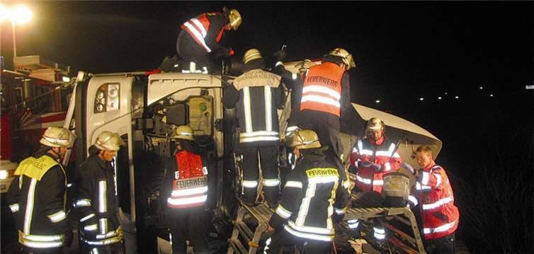 Die Feuerwehr musste den Fahrer aus dem Führerhaus befreien. Berufsfeuerwehr Koblenz