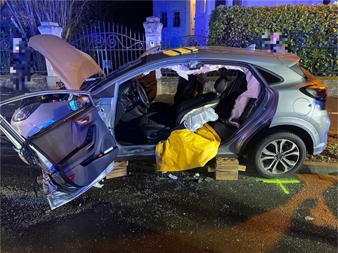Die Feuerwehr musste die Verletzte aus dem Fahrteug befreien.Foto: Feuerwehr Bad Honnef