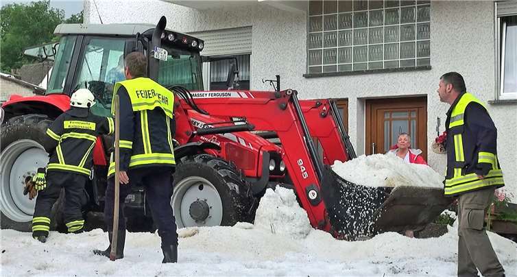 Die Feuerwehr musste mehrere Stunden aufräumen.