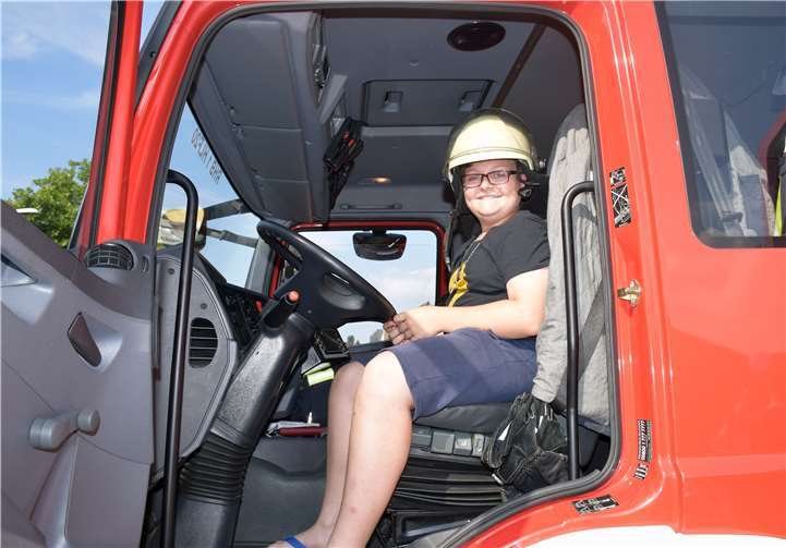 Die Feuerwehr präsentierte am Verkaufsoffenen Sonntag ihre Fahrzeuge, welche von Groß und Klein inspiziert wurden. -EICH-