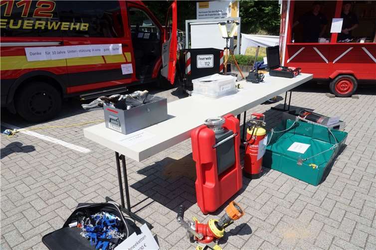 Die Feuerwehr präsentierte die vom Förderverein angeschafften Einsatzmittel der letzten Jahre. Foto: Feuerwehr VG Puderbach/Wolfgang Tischler