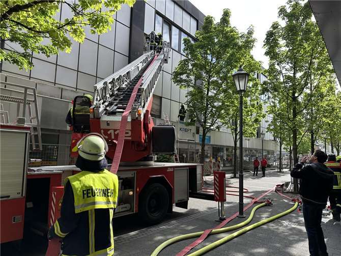 Die Feuerwehr rückte mit der Drehleiter an.  Foto: ROB