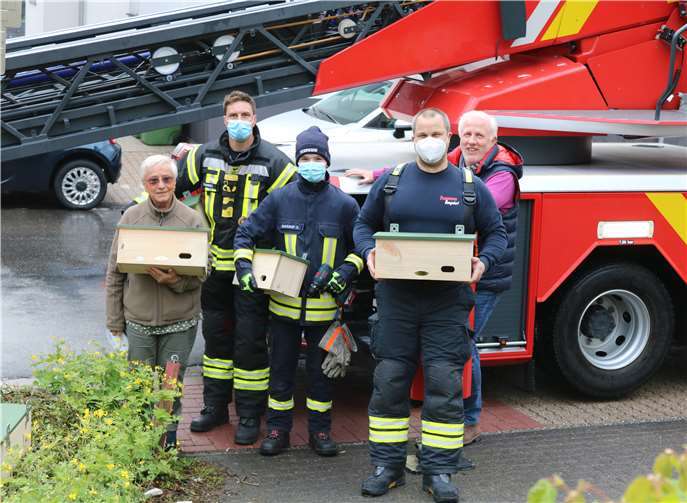 Die Feuerwehr sagte sofort zu die Nistkästen anzubringen. Fotos: privat