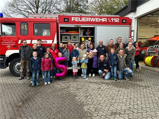 Die Feuerwehr schloss sich spontan der Geburtstagfeier von Frieda an. Foto: Feuerwehr der Verbandsgemeinden Unkel