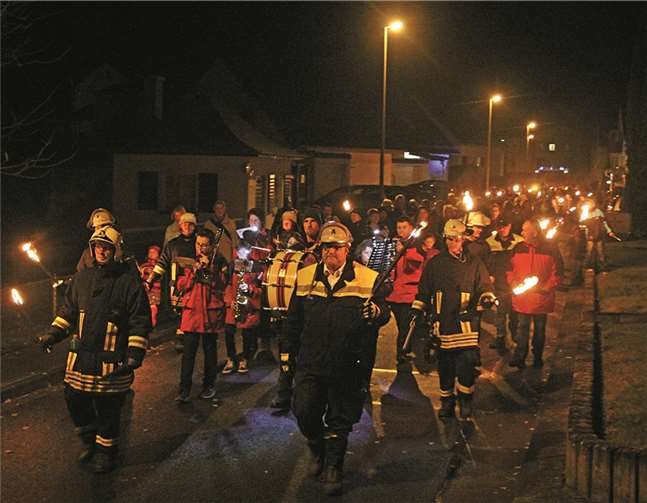 Die Feuerwehr sicherte den Umzug auf seinem Weg durch den Ort ab.