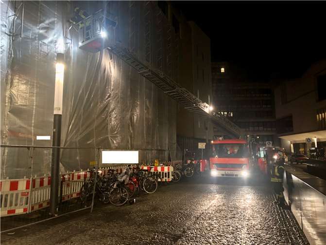 Die Feuerwehr sicherte die Plane. Foto: Feuerwehr- und Rettungsdienst Bonn