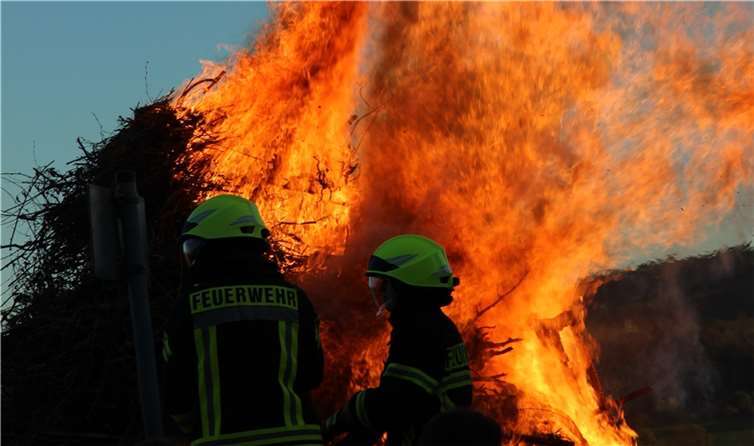 Großes Osterfeuer im Ahrtal Die Feuerwehr sorgt jedes Jahr für die Sicherheit. Foto: privat