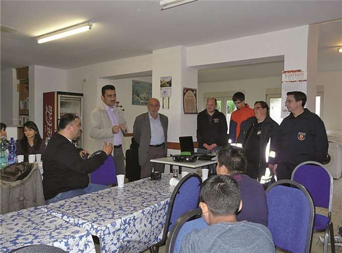 Die Feuerwehr stellte sich im Jugendraum der Remagener DITIB-Moschee vor.  Privat