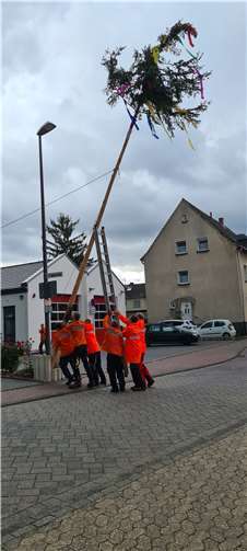 Die Feuerwehr stellte sogar einen Kirmesbaum am Gerätehaus auf.