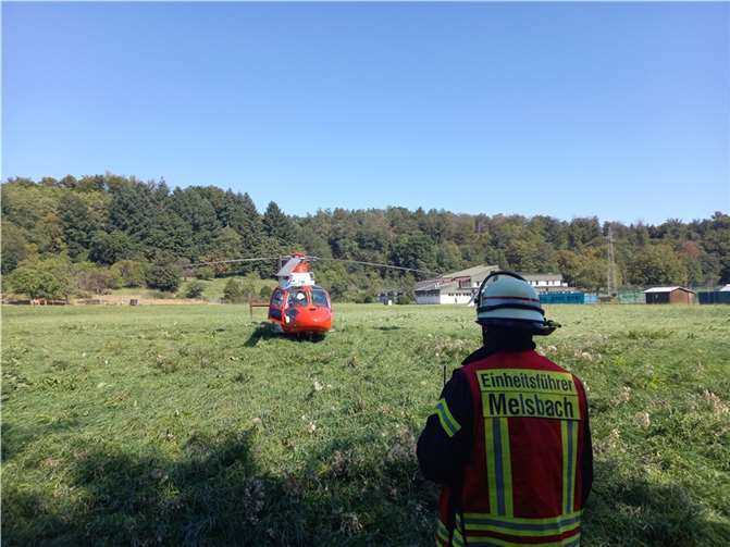 Die Feuerwehr unterstützte den Rettungsdienst bei der Rettung einer verletzten person aus unwegsamem Gelände bei Melsbach.  Fotos: Verbandsgemeinde Rengsdorf-Waldbreitbach
