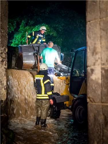 Die Feuerwehr versuchte die Wassermassen unter Kontrolle zu bringen.