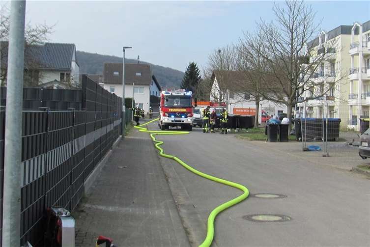Die Feuerwehr war in der Straße „Am Teich“ im Einsatz.  Foto: Feuerwehr Sinzig