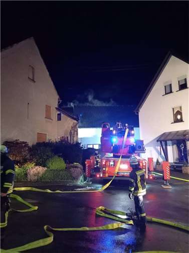 Die Feuerwehr war mit 44 Einsatzkräften im Einsatz. Vor Ort waren auch die Polizei und der Rettungsdienst.Quelle: Feuerwehr VG Rengsdorf-Waldbreitbach