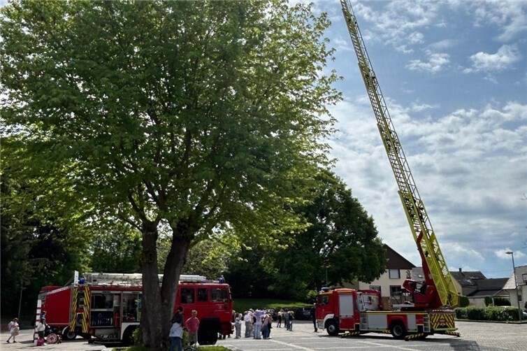 Die Feuerwehr war mit mehreren Fahrzeugen auf dem Schulhof präsent.