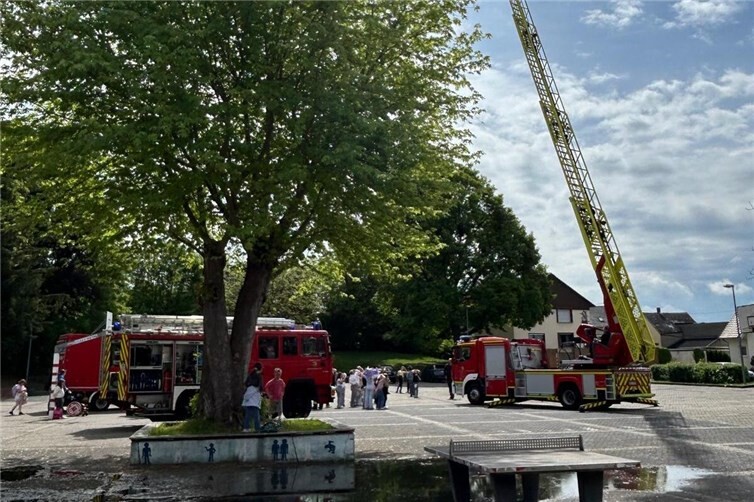 Die Feuerwehr war mit mehreren Fahrzeugen auf dem Schulhof präsent.