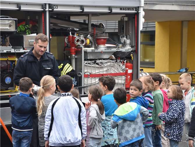 Die Feuerwehr war mit zwei Feuerwehrautos auf dem Schulhof angerückt, sodass die Kinder sich alles genau anschauen und sogar einmal hineinsetzen konnten.Amt für Brand- und Katastrophenschutz