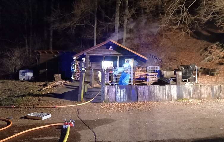 Die Feuerwehr wurde zum Brand der Burschenhütte nach Niederhonnefeld alarmiert.Quelle: Feuerwehr der VG Rengsdorf Waldbreitbach
