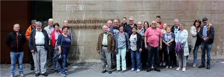 Die Feuerwehrangehörigen vor dem ehemaligen Regierungsbunker.privat