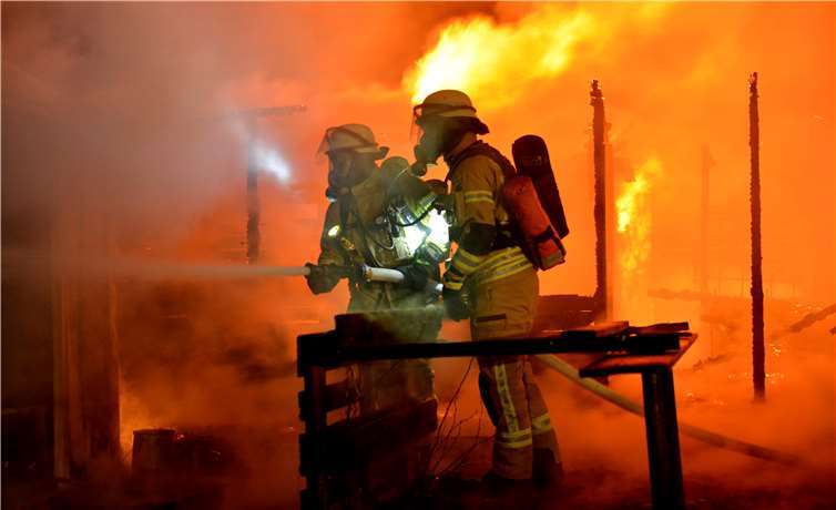 Die Feuerwehren aus Mülheim-Kärlich und Urmitz waren zur Brandbekämpfung im Einsatz. Fotos: Detlef Schneider / Feuerwehr