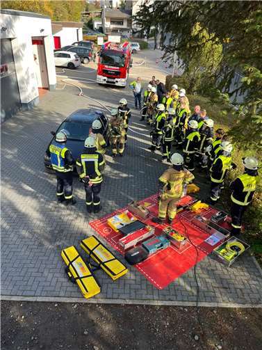 Die Feuerwehren bei der gemeinsamen Übung in Volkesfeld.  Fotos: privat