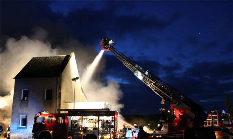 Die Feuerwehren der Verbandsgemeinde Maifeld während der Löscharbeiten. Feuerwehr