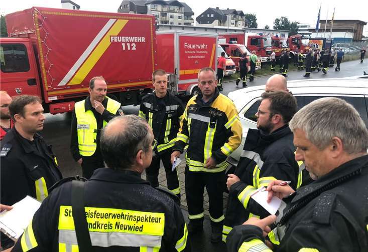 Die Feuerwehren des Kreises Neuwied bei der Einsatzbesprechung.Fotos: Kreisverwaltung Neuwied