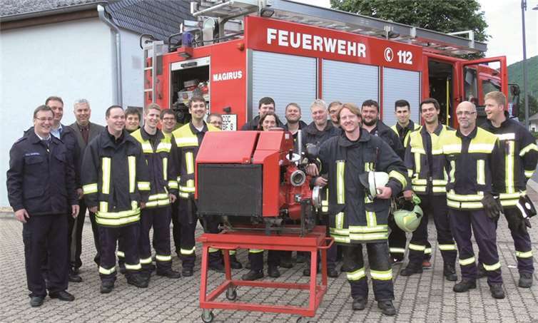 Die Feuerwehren des Landkreises Cochem-Zell sind um 17 Fachkräfte reicher. Nach bestandener Prüfung zum Maschinisten stellten sich Lehrgangsteilnehmer und Prüfer zu einem Erinnerungsfoto auf. T. Esser