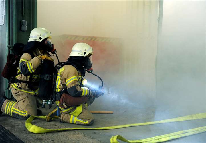 Die Feuerwehren rückten mit insgesamt elf Fahrzeugen und 50 Feuerwehrkräften an, um die Aufgaben abzuarbeiten.  Meta Welling