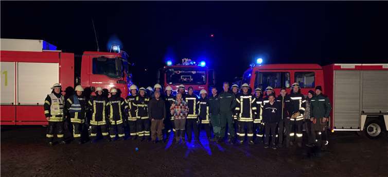 Die Feuerwehren unterstützten sich gegenseitig bei der gemeinsamen Übung. Fotos: Feuerwehr Düngenheim