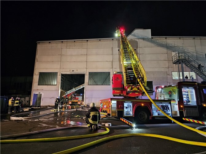 Die Feuerwehren verhinderten im Biomasseheizkraftwerk das Entzünden der Hackschnitzel. Wenn Dach und Technik gecheckt sind, kann die Anlage wieder anlaufen. Bis dahin übernimmt das BHKW in der Museumstraße.  Foto: Markus Noll/Feuerwehr Niederbieber-Segendorf