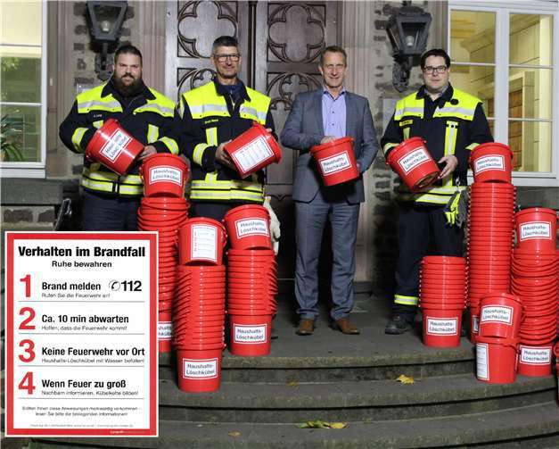 Die Feuerwehren verteilten die Eimer für den Notfall. Foto: VG Maifeld