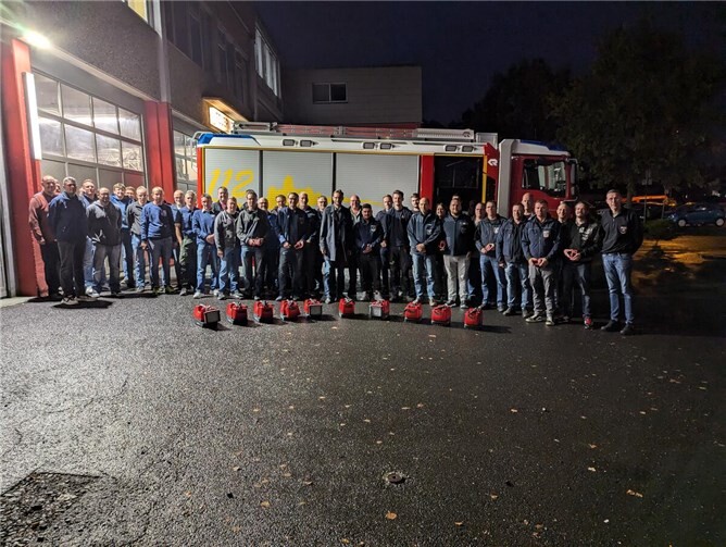 Die Feuerwehren waren ins Gerätehaus in Montabaur gekommen, um ihre neuen Wärmebildkameras und Akku-Leuchten in Empfang zu nehmen.  Fotos: Feuerwehren der VG Montabaur
