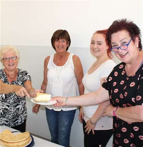 Die Feuerwehrfrauen servierten selbst gebackenen Kuchen.