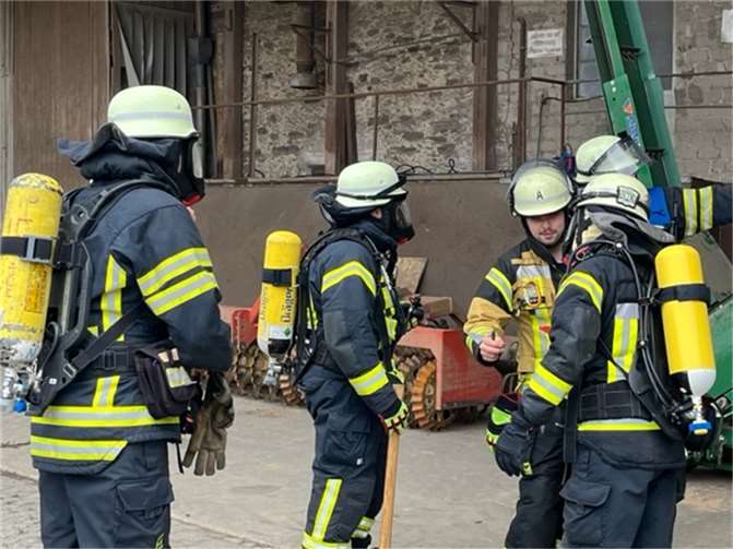 Die Feuerwehrfrauen und -männer arbeiteten Hand in Hand, um die gestellten Aufgaben zu bewältigen.