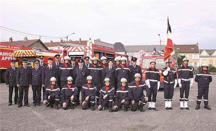 Die Feuerwehrkameraden aus Hettange Grande und Sinzig gemeinsam bei der Parade auf dem Place Schumann. privat