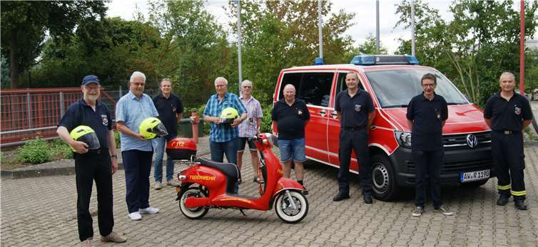 Die Feuerwehrkameraden freuten sich sehr bei der offiziellen Übergabe des Fahrzeugs und der neuen Motorradhelme. Fotos: privat