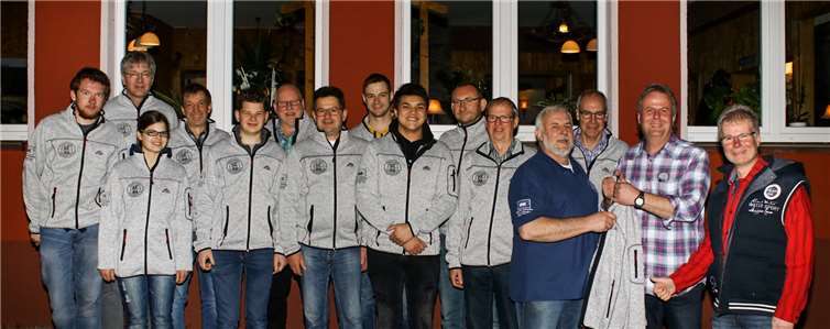 Die Feuerwehrkameraden freuten sich sichtlich über die neuen Jacken.Foto: privat