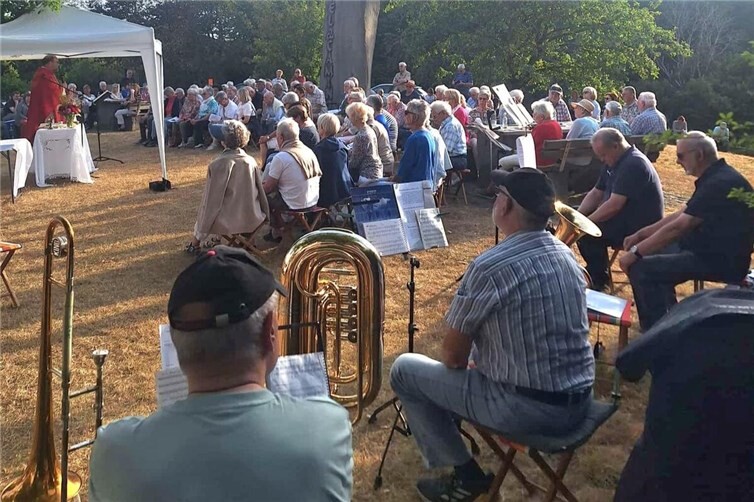 Die Feuerwehrkapelle Mayen unter Leitung von H. W. Schmitz trug zur feierlichen und musikalischen Umrahmung der Freilichtmesse an der Jakobussäule am Eifel-Camino zwischen Mayen und Monreal bei.
