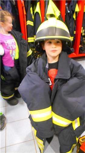 Die Feuerwehrkleidung ist ganz schön wer, dies konnten die Kids selber testen. Foto: privat