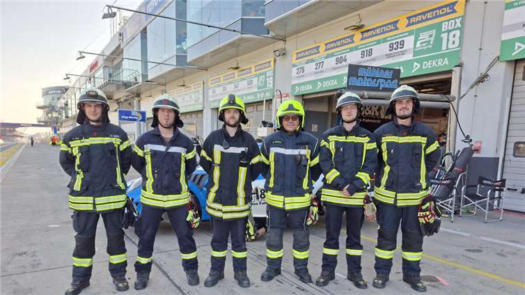 Die Feuerwehrleute aus Adenau beim 24h-Rennen.  Foto: privat