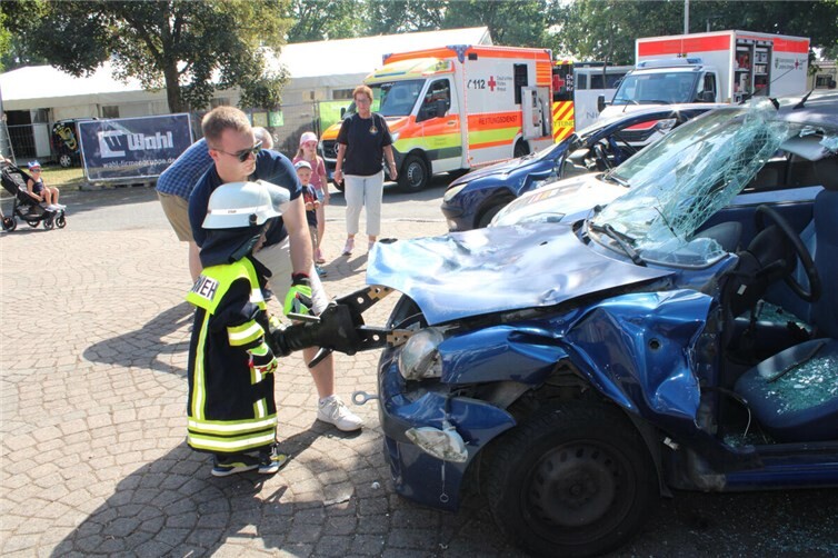 Die Feuerwehrleute der Zukunft durften sich an schwerem Gerät probieren.  s