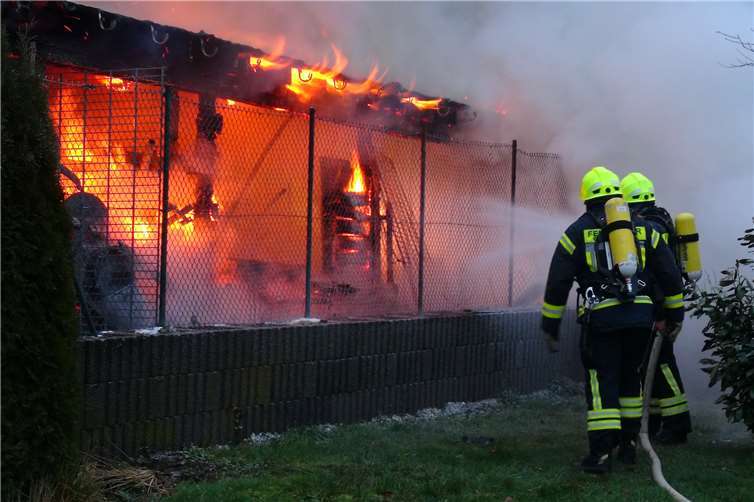 Die Feuerwehrleute konnten ein Übergreifen der Flammen auf ein Wohnhaus verhindern. Fotos: Feuerwehr VG Dierdorf