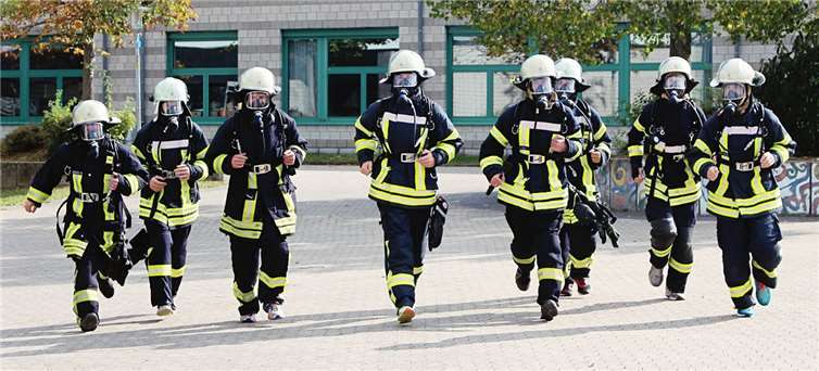 Die Feuerwehrleute liefen in voller Ausrüstung.