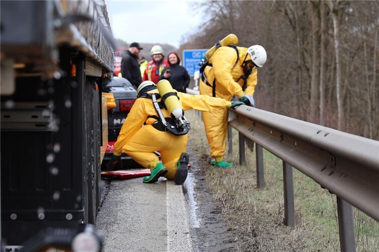 Die Feuerwehrleute mussten unter anderem auslaufende Stoffe auffangen