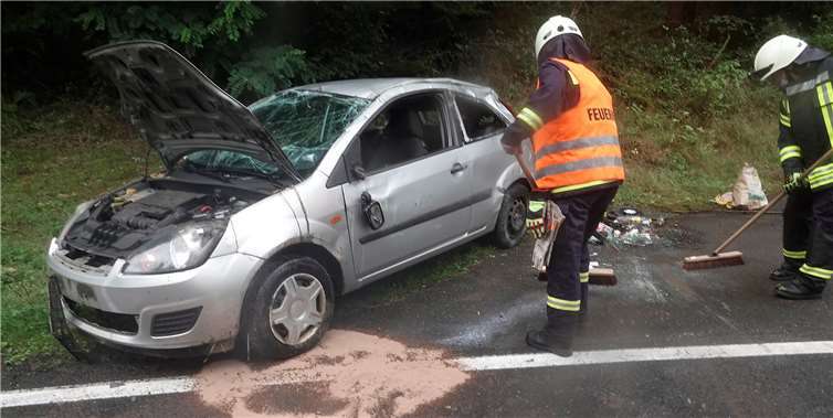 Die Feuerwehrleute sorgten dafür, dass die Betriebsstoffe abgestreut werden konnten. Foto: FFW VG Puderbach