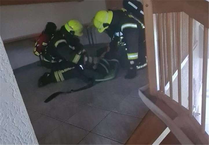 Die Feuerwehrleute suchten nach den Vermissten.