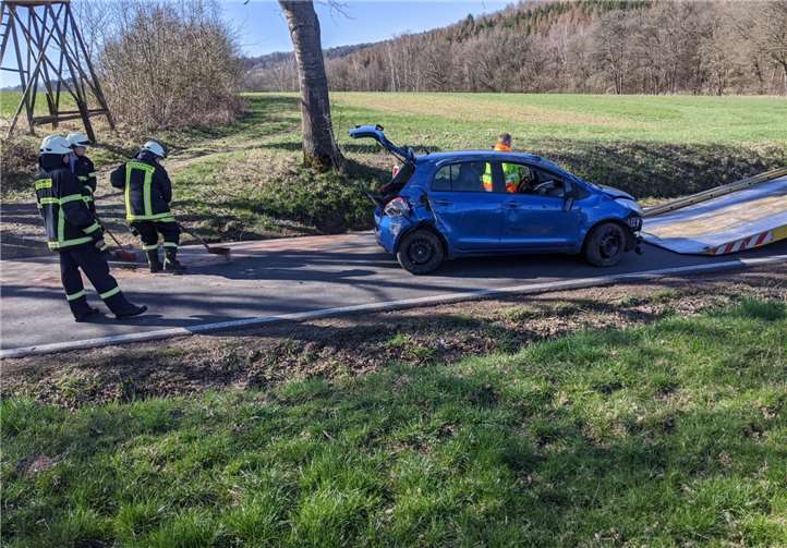 Die Feuerwehrleute versorgen den Unfallort. Foto: Feuerwehr VG Puderbach