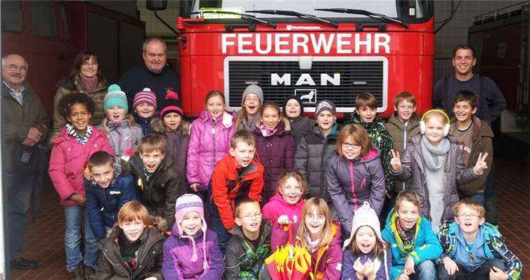 Die Feuerwehrmänner Benjamin Skupin und Dieter Stein nahmen sich viel Zeit für die Kinder.privat
